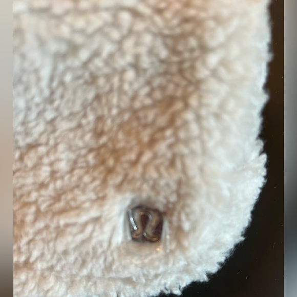 Lulu fleece belt bag . I used it for the weekend it’s in excellent condition - Picture 2 of 12